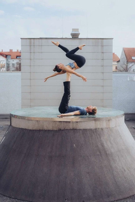 Inez Almeida and Karel Salet are seasoned acro teachers and performers with over a decade of experience. Inez blends acroyoga, dance, Thai massage, and physical acting, having studied at the Ballet Conservatory of Lisbon and the Theatre University of Amsterdam, and now teaches across Europe. Karel, specializing in standing acro, icarian, whips, and dance acro, has taught worldwide for 10 years. To