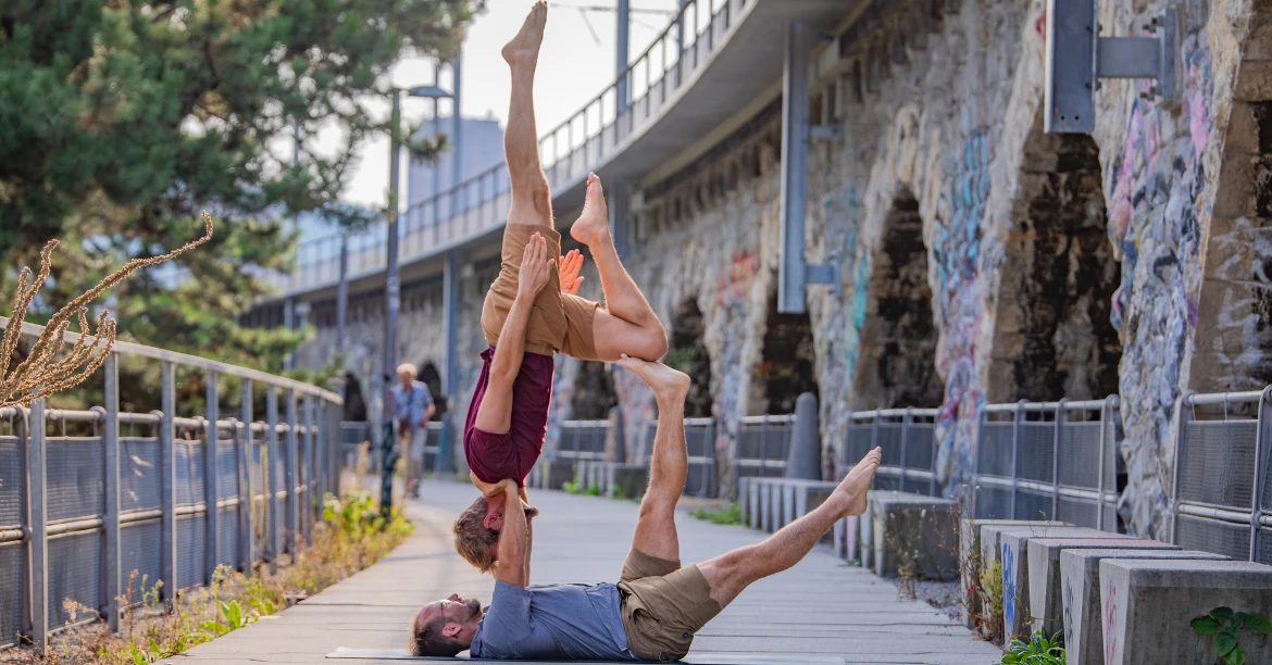 UrbanAcro Acroyoga - Acroyoga - Human jungle gym