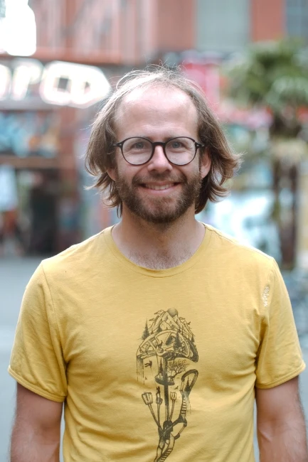 Fadri got excited about acrobatics when he was a kid and trained as a gymnast in his home valley Engadin. He loves to interact with people, to share his passion for Acroyoga (and other sports, outdoor activities, music, and robotics), and work with everyone on fine tuning acrobatic techniques in creative new ways.