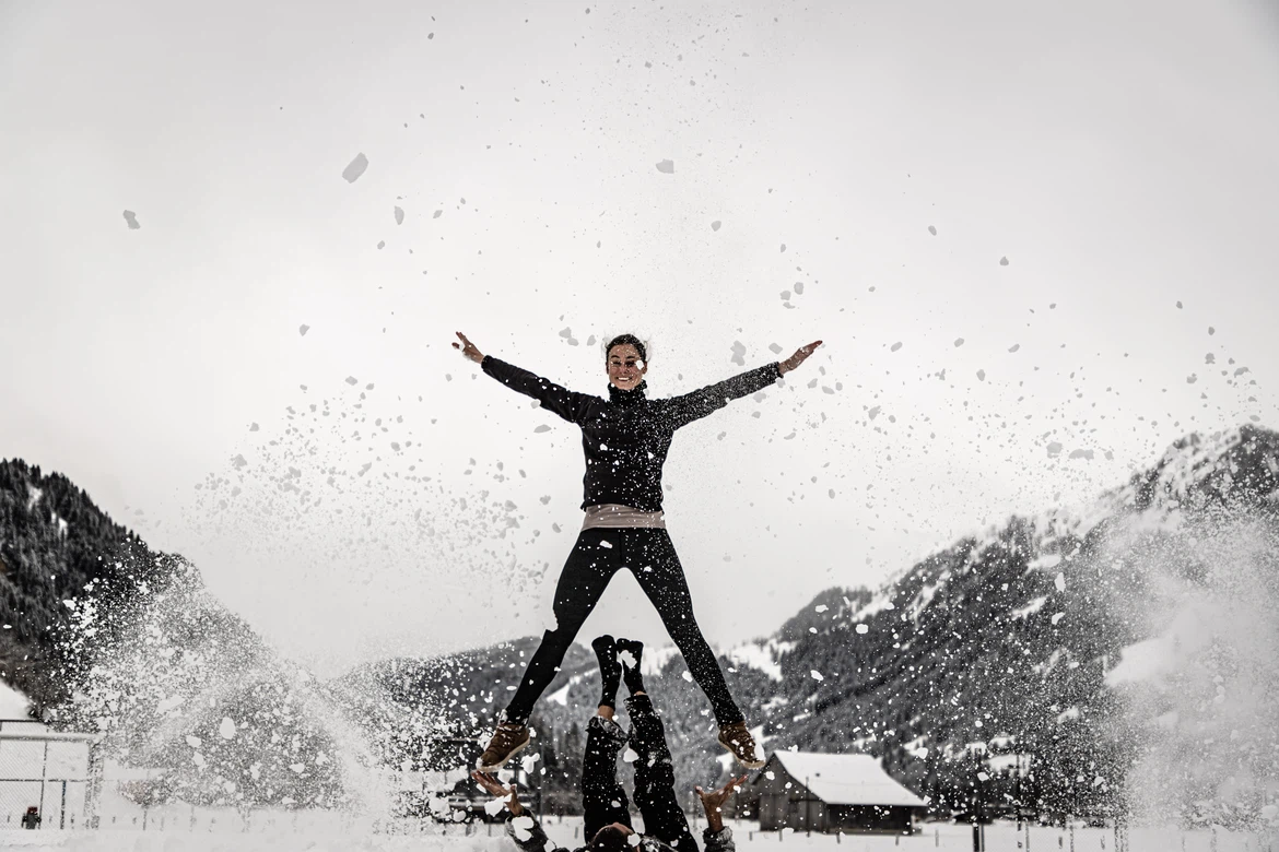 Pri und Jenn doing icarian at the Winter Acro 2020