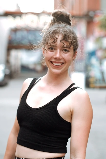 While feeling more comfortable in the air, you will see her moving, juggling and bending all over. Funny, smiling and light is just her natural.